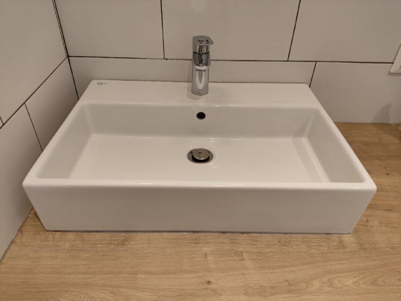 Накладная раковина с краном