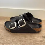 Сандали Birkenstock, шорты, платье, кроссовки Nike Air Jordan, топ 8