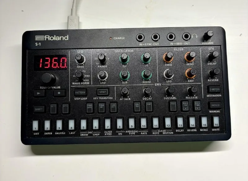 Компактный синтезатор Roland S-1 1
