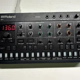 Компактный синтезатор Roland S-1 1