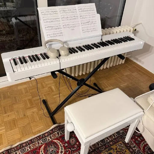 Yamaha P-225, стенд, белый стул