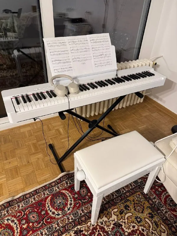 Yamaha P-225, стенд, белый стул 1
