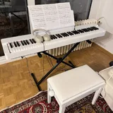 Yamaha P-225, стенд, белый стул 1