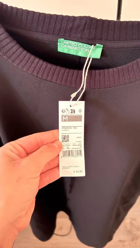 Черное платье Benetton, льняная рубашка Uniqlo 1