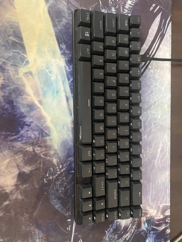 Компьютер, клавиатура HyperX alloy 65, микрофон HyperX Solocast, камера Logitech 3