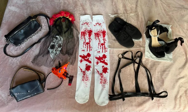 Сумки, обручи, кровь, чулки, кеды, портупея, босоножки