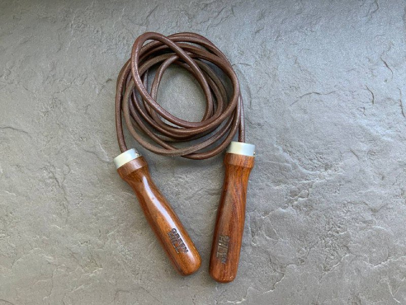 Сумка для фотоаппарата, кальян, скакалка, очки, доска садху, капли для глаз, сланцы Crocs, кепка, подставка для благовоний, набор для настольного тенниса 9