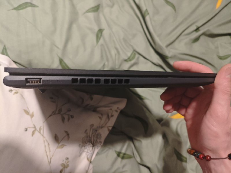 Ноутбук ASUS Vivobook с игровой мышью и геймпадом 5