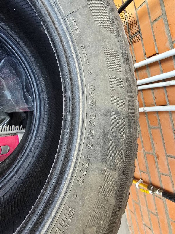 Зимняя резина 235/60 18 Bridgestone 2