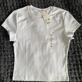 Футболки Uniqlo, спортивный топ Adidas Marimekko, сумка Marc Jacobs, джинсы Uniqlo JW Anderson 2
