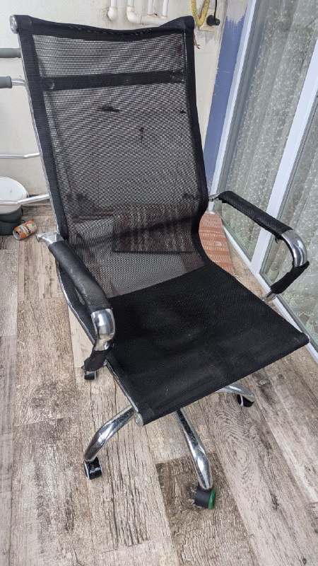 Кресло офисное компьютерное с роликами без одного колёсика