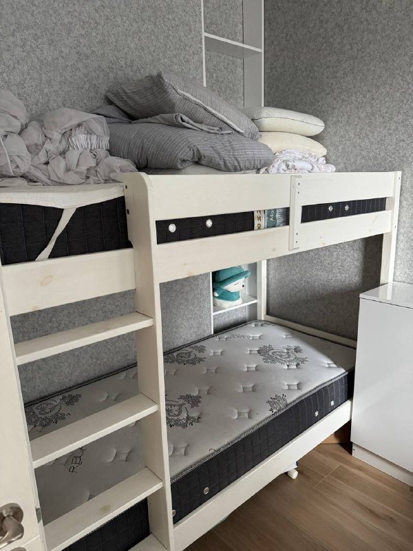 Двухъярусная кровать со матрасами