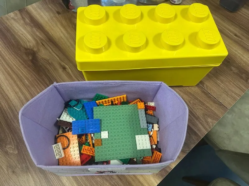 Набор оригинальных деталей LEGO с контейнером