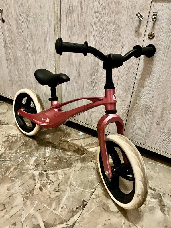 Розовый беговел Lionelo