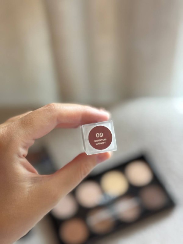 Палетка контуринга, тени, лак для ногтей, помада 2