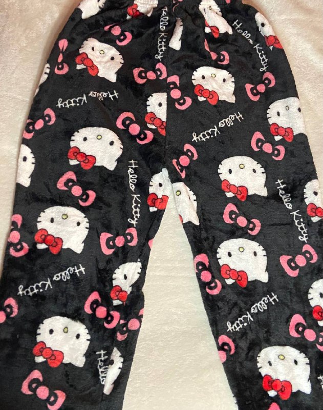чёрный топик, розовый топик, штаны hello kitty, юбка с белыми цветочками, белый топик, бежевый топик вязанный, сумка, голубой топик с открытой спиной, юбка белая, платье чёрное обтягивающее 3