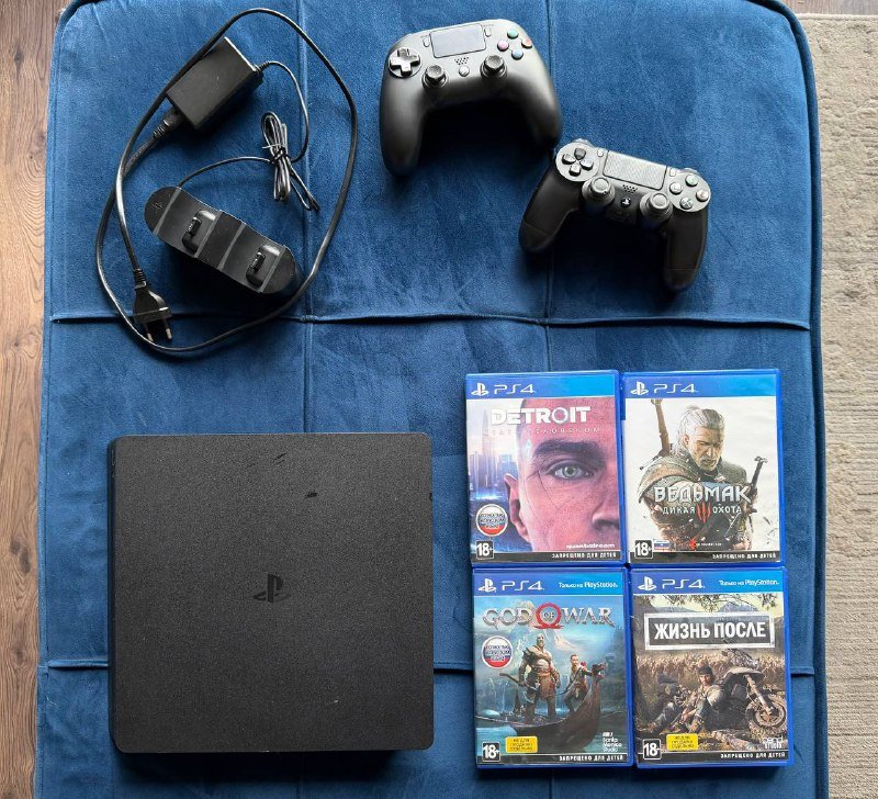 PS4 Slim, 4 игры, 2 геймпада, зарядная станция, кабели