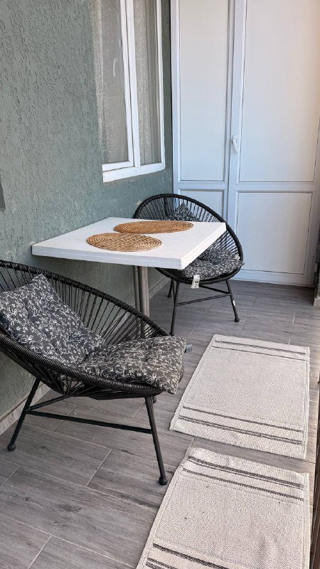 Комплект мебели для балкона: 2 стула, 4 подушки, 2 коврика, 2 подставочки 2