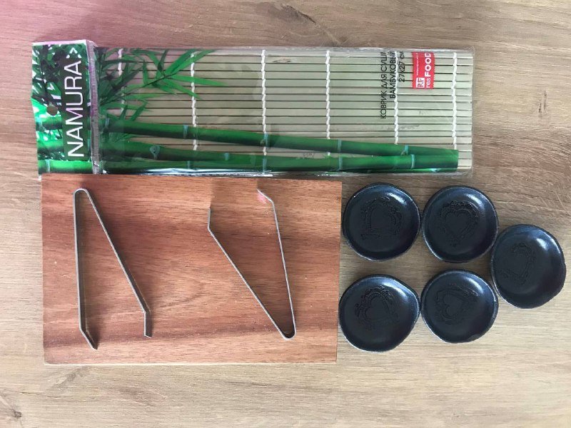 Набор для суши и роллов с доской, ковриком, щипцами, пиалами