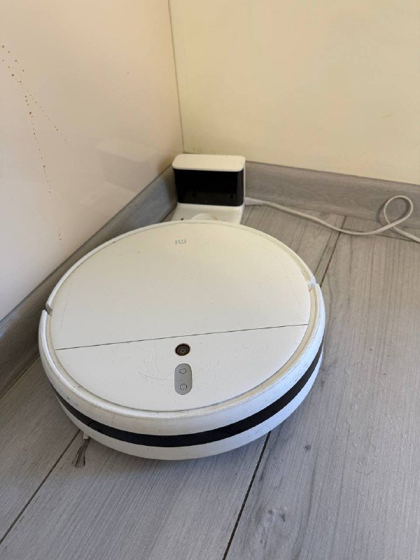 Стол, офисный стул, робот пылесос, подставка для ноутбука 3