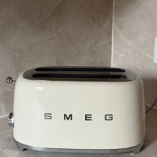 Toster Smeg Maxi kremoviy tsvet