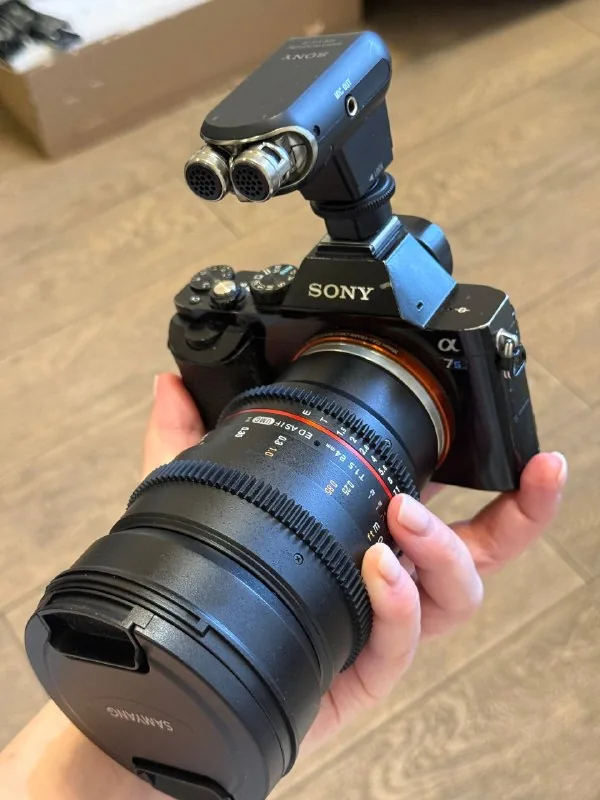 Камера Sony a7s с объективом и микрофоном