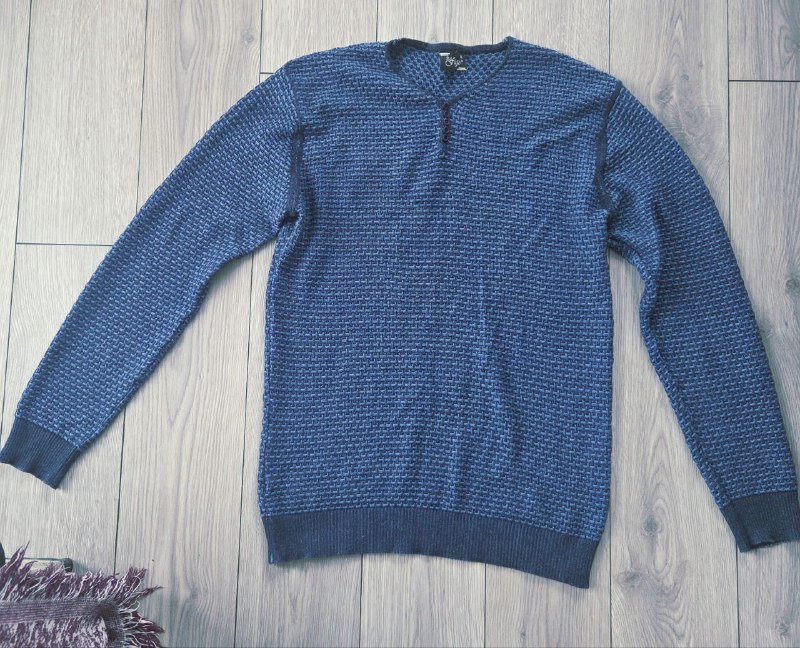 Мужские вещи и женская куртка, разной одежды