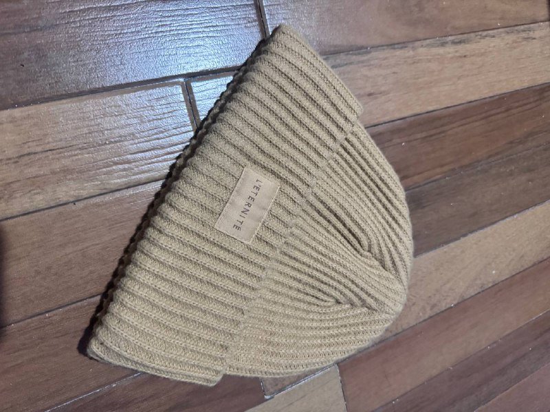 Шапка-бини бежевая, шапка-бини черная, шарф-палантин, топ трикотажный, джинсы палаццо, сумка черная