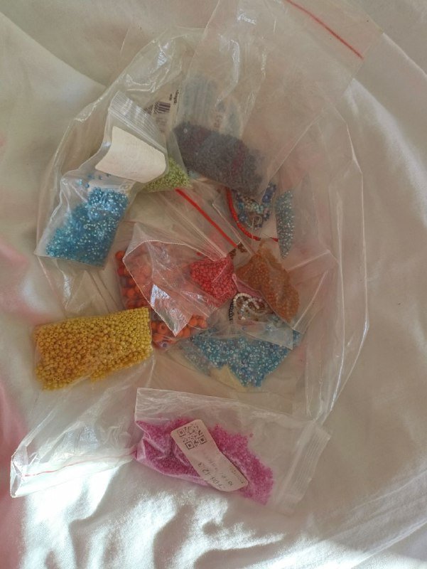 Бисер разных цветов, иголки и леска