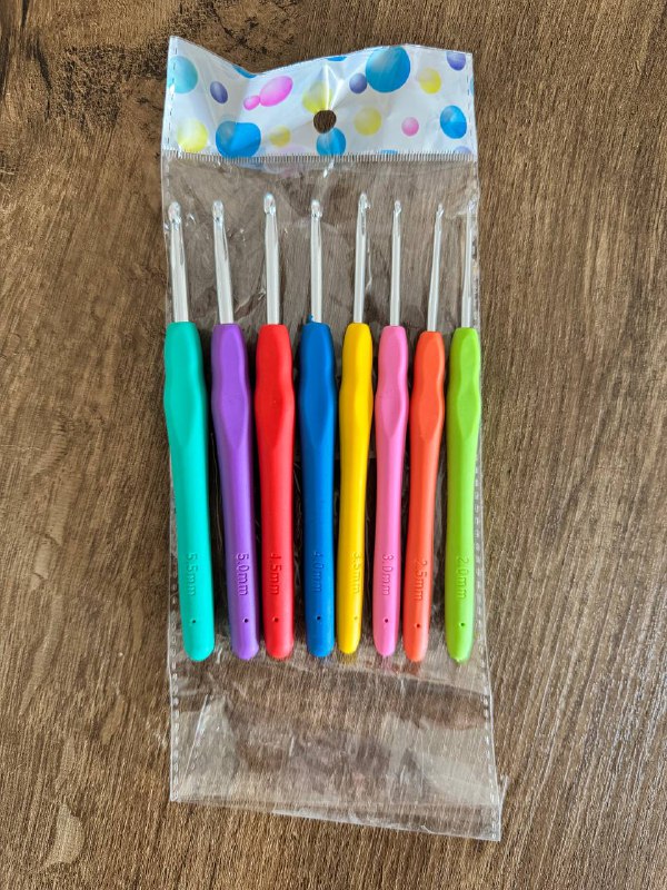 Набор пряжи, спицы, крючки и маркеры для вязания 4