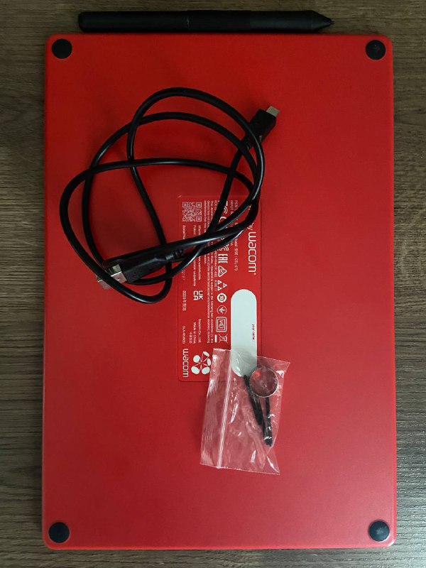 Графический планшет One by Wacom CTL672 красный с аксессуарами 2