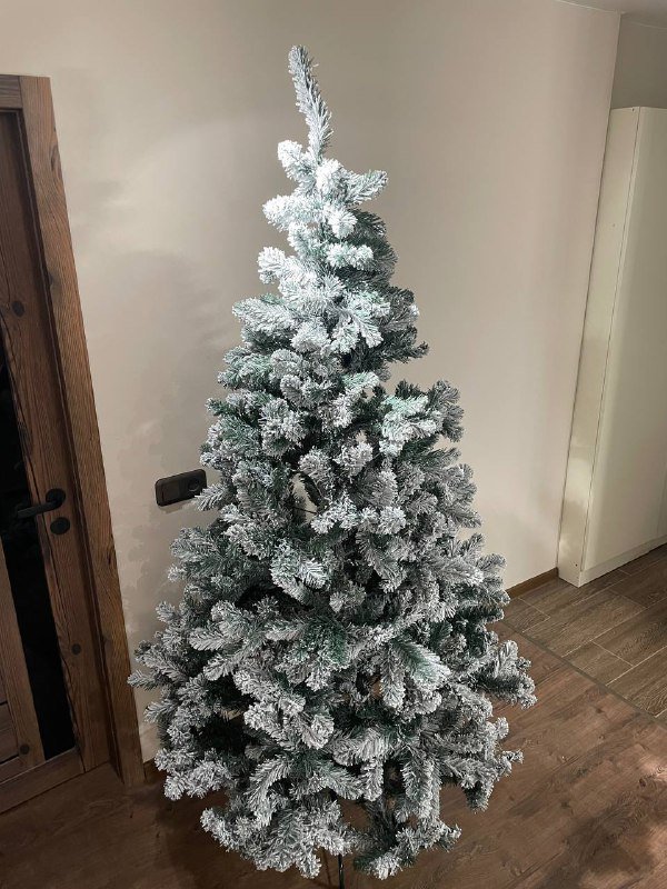 Ёлка искусственная 210см с эффектом снега
