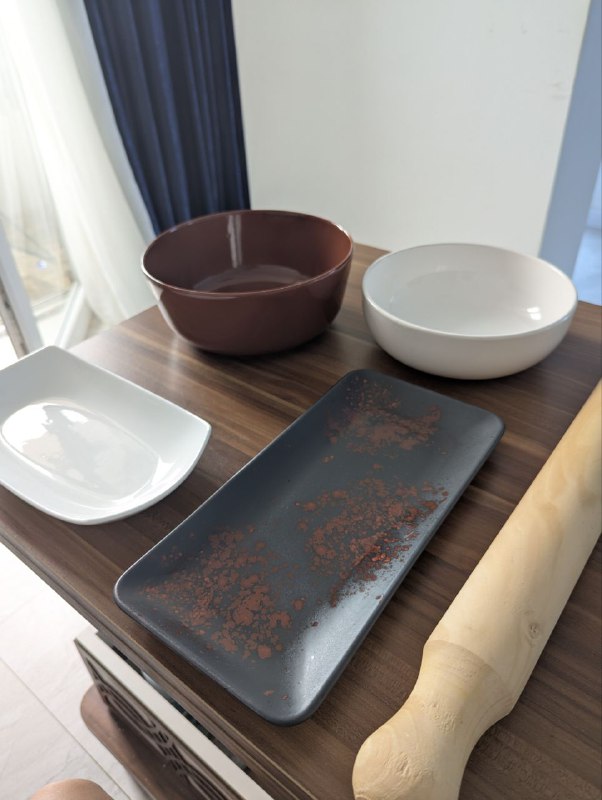 Посуда (глубокие и плоские тарелки), скалка
