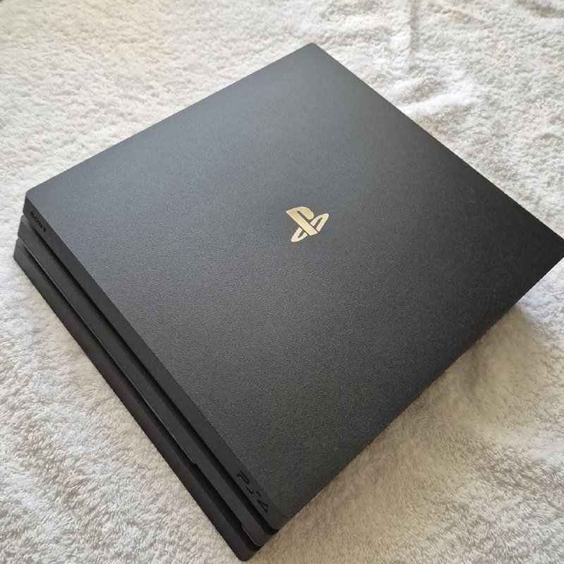 PS4 Pro, два геймпада, God of War