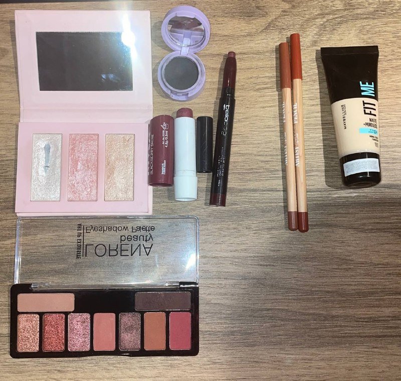 хайлайтер, палетка теней, гигиеничка, черные тени, помада, карандаши для губ, тональный