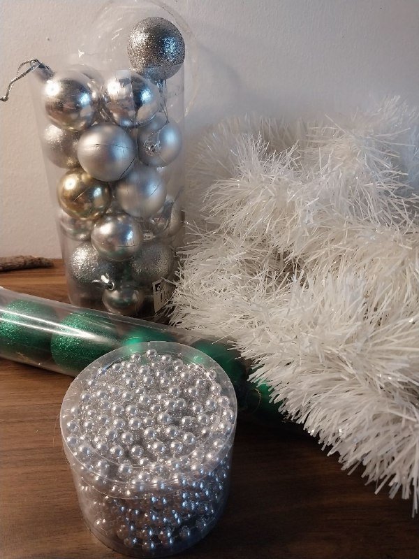 Новогодние украшения: шарики, бусы, мишура