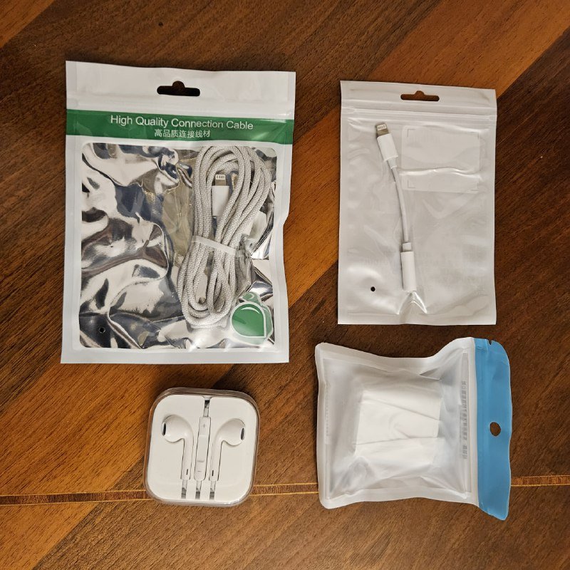 iPhone 12 mini с аксессуарами 6