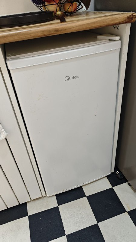 Компактный холодильник Midea merd86fgg01