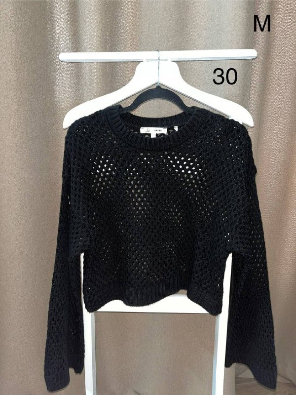 коричневое худи, белый свитер, черно-белый свитер, черный свитер сетка, черная рубашка, полосатый топ, клетчатая рубашка, черная куртка, сетчатые колготки 4