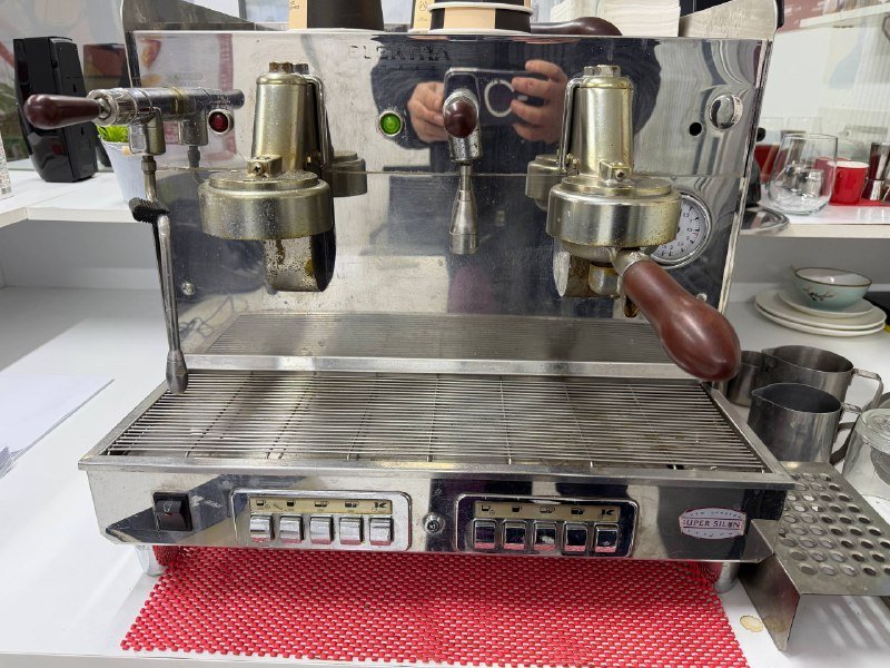 Офисные кресла, столы, кофемашина, мешок, стеклянная посуда 2