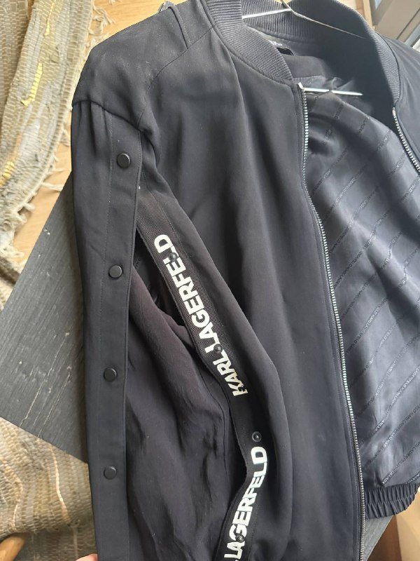 Ветровка Karl Lagerfeld, костюм Patrizia Pepe, сумка Levi’s, джинсы Stradivarius 2