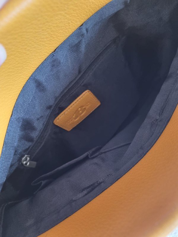 Черная сумка с металлическими элементами, Желто-рыжая сумка с булавкой 6