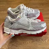 Женские кроссовки Nike Vomero 5 2