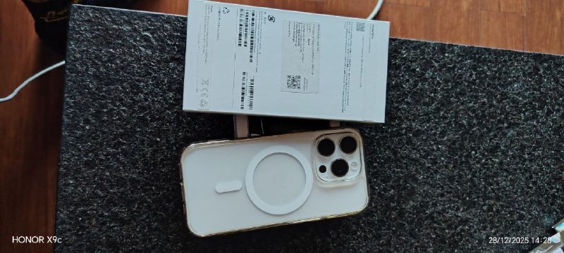 iPhone 16 Pro с чехлом и аксессуарами 2