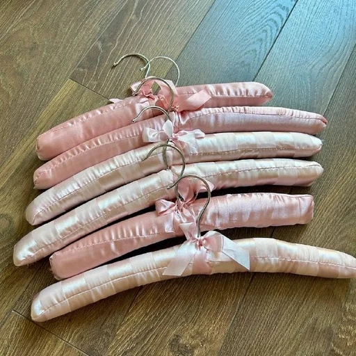 Розовые плечики, белые плечики