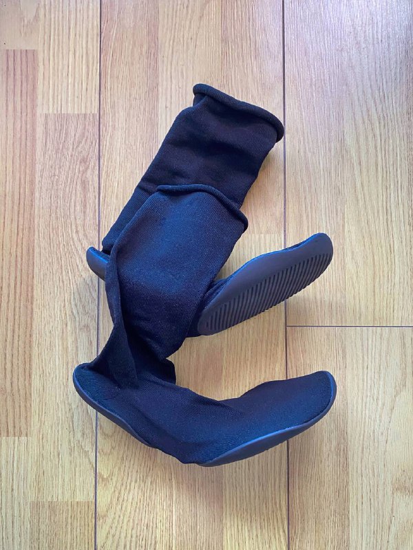 Vetements x Reebok кроссовки, футболка, YZY Pods кроссовки, Vetements x Reebok сланцы 4
