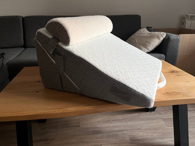 Клиновидная подушка, кофейный столик, стол Jysk VANDBORG