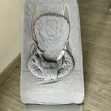 Детский шезлонг-качалка Happy Baby Hugger 1
