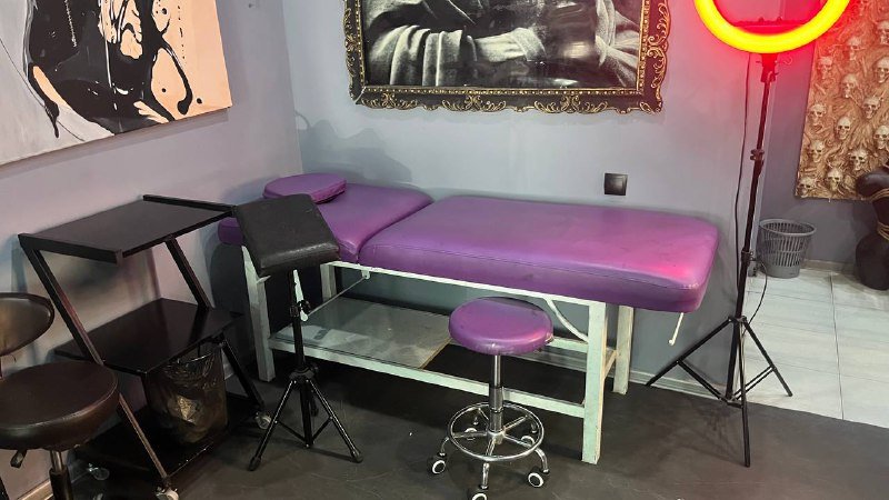 Стационарная кушетка и стул