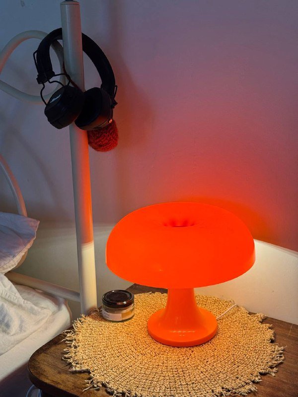 зеркало, лампа, остатки пряжи, бобинный лён 3